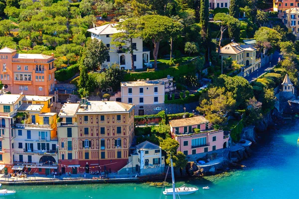 Portofino, İtalya - 4 Mayıs 2016: İtalyan balıkçı köyü Portofino'nun havadan panoraması, Cenova eyaleti, İtalya. Pitoresk bir liman ve ünlü ve sanatsal ziyaretçiler ile bir tatil beldesi.