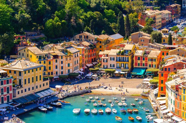 Portofino, İtalya - 4 Mayıs 2016: İtalyan balıkçı köyü Portofino'nun havadan panoraması, Cenova eyaleti, İtalya. Pitoresk bir liman ve ünlü ve sanatsal ziyaretçiler ile bir tatil beldesi.