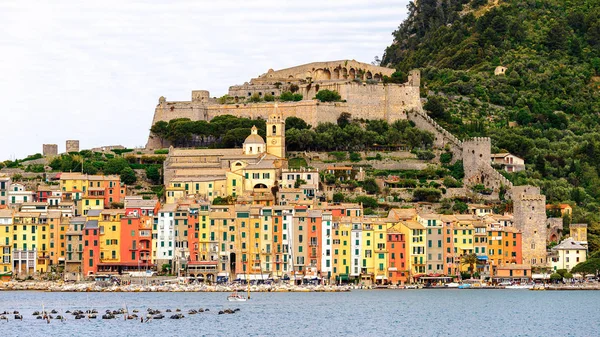 Porto Venere, İtalya - 5 Mayıs 2016: Porto Venere,İtalya'nın güzel manzarası. Porto Venere ve Cinque Terre köyleri Unesco Dünya Mirası.
