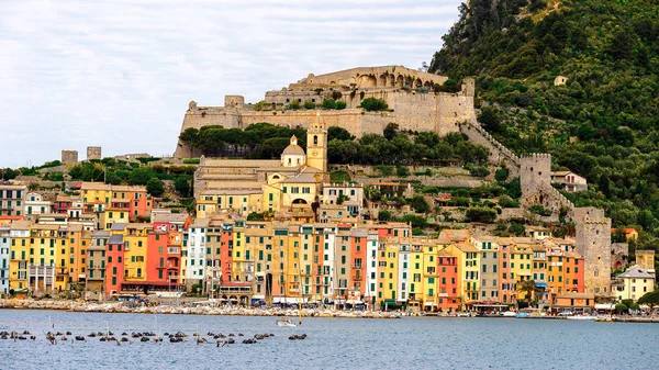 Porto Venere, İtalya - 5 Mayıs 2016: Porto Venere, İtalya' nın mimarisi. Porto Venere ve Cinque Terre köyleri Unesco Dünya Mirası.