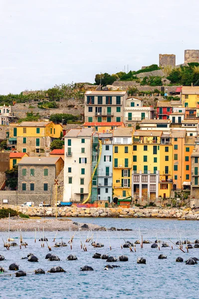 Porto Venere, İtalya - 5 Mayıs 2016: Porto Venere, İtalya' nın mimarisi. Porto Venere ve Cinque Terre köyleri Unesco Dünya Mirası.