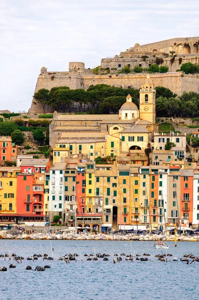 Porto Venere, İtalya - 5 Mayıs 2016: Porto Venere, İtalya' nın mimarisi. Porto Venere ve Cinque Terre köyleri Unesco Dünya Mirası.