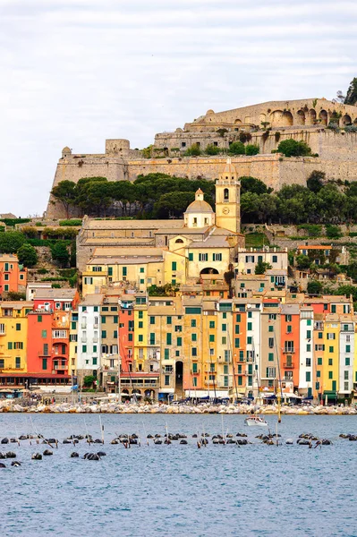 Porto Venere, İtalya - 5 Mayıs 2016: Porto Venere, İtalya' nın mimarisi. Porto Venere ve Cinque Terre köyleri Unesco Dünya Mirası.
