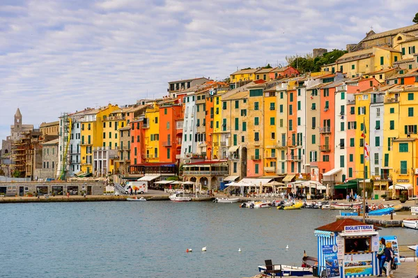 Porto Venere, İtalya - 5 Mayıs 2016: Porto Venere, İtalya'nın güzel manzarası. P Venere ve Cinque Terre köyleri Unesco Dünya Mirası.