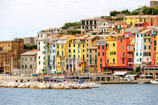 Porto Venere, İtalya - 5 Mayıs 2016: Porto Venere, İtalya'nın renkli evleri. Porto Venere ve Cinque Terre köyleri Unesco Dünya Mirası.