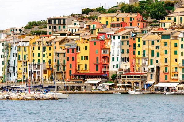 Porto Venere, İtalya - 5 Mayıs 2016: Porto Venere, İtalya'nın renkli evleri. Porto Venere ve Cinque Terre köyleri Unesco Dünya Mirası.