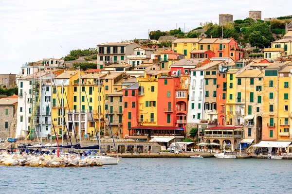 Porto Venere, İtalya - 5 Mayıs 2016: Porto Venere, İtalya'nın renkli evleri. Porto Venere ve Cinque Terre köyleri Unesco Dünya Mirası.