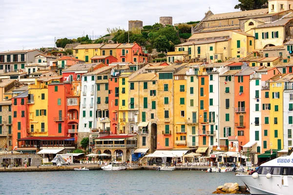 Porto Venere, İtalya - 5 Mayıs 2016: Porto Venere, İtalya'nın renkli evleri. Porto Venere ve Cinque Terre köyleri Unesco Dünya Mirası.