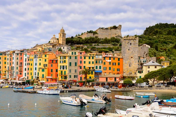 Porto Venere, İtalya - 5 Mayıs 2016: Porto Venere, İtalya'nın güzel manzarası. P Venere ve Cinque Terre köyleri Unesco Dünya Mirası.