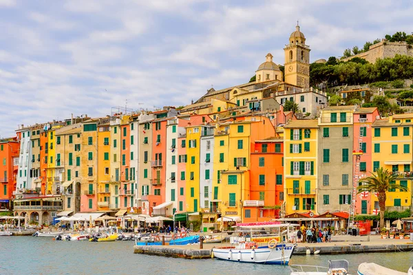 Porto Venere, İtalya - 5 Mayıs 2016: Porto Venere, İtalya'nın güzel manzarası. P Venere ve Cinque Terre köyleri Unesco Dünya Mirası.