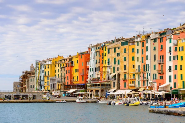 Porto Venere, İtalya - 5 Mayıs 2016: Porto Venere, İtalya'nın güzel manzarası. P Venere ve Cinque Terre köyleri Unesco Dünya Mirası.