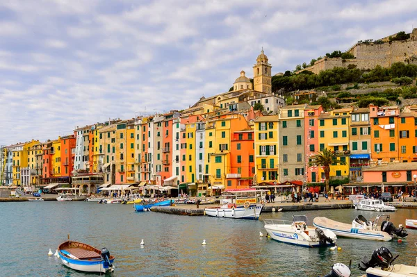 Porto Venere, İtalya - 5 Mayıs 2016: Porto Venere, İtalya'nın güzel manzarası. P Venere ve Cinque Terre köyleri Unesco Dünya Mirası.