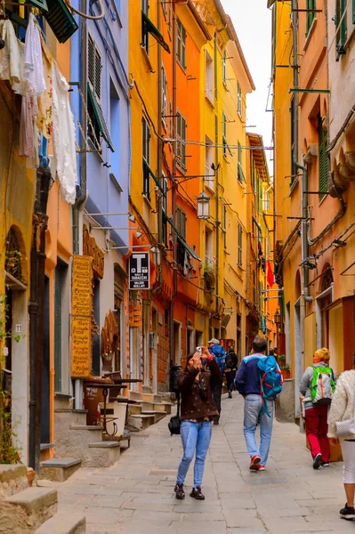 Porto Venere, İtalya - 5 Mayıs 2016: Porto Venere ana caddesi, İtalya. P Venere ve Cinque Terre köyleri Unesco Dünya Mirası.