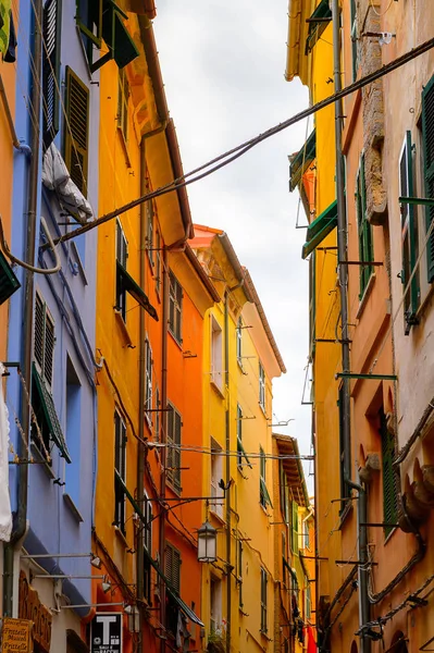 Porto Venere, İtalya - 5 Mayıs 2016: Porto Venere ana caddesi, İtalya. P Venere ve Cinque Terre köyleri Unesco Dünya Mirası.