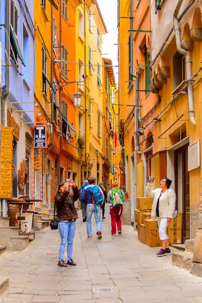 Porto Venere, İtalya - 5 Mayıs 2016: Porto Venere ana caddesi, İtalya. P Venere ve Cinque Terre köyleri Unesco Dünya Mirası.