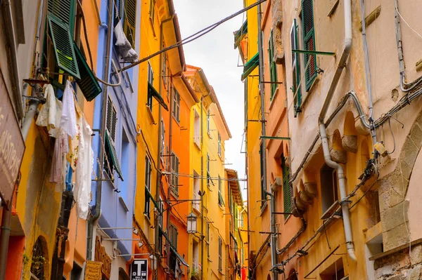 Porto Venere, İtalya - 5 Mayıs 2016: Porto Venere ana caddesi, İtalya. P Venere ve Cinque Terre köyleri Unesco Dünya Mirası.