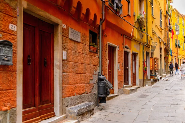 Porto Venere, İtalya - 5 Mayıs 2016: Porto Venere ana caddesi, İtalya. P Venere ve Cinque Terre köyleri Unesco Dünya Mirası.