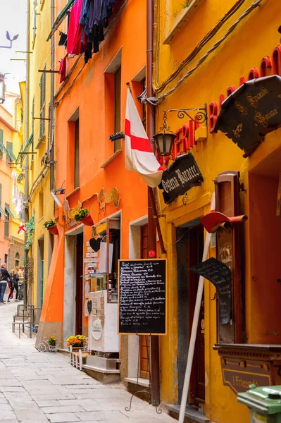 Porto Venere, İtalya - 5 Mayıs 2016: Porto Venere ana caddesi, İtalya. P Venere ve Cinque Terre köyleri Unesco Dünya Mirası.