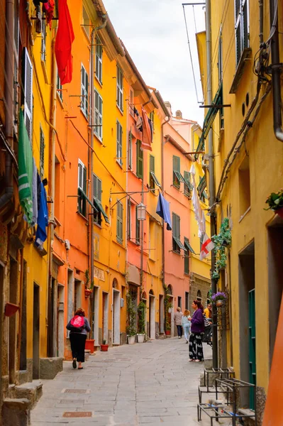Porto Venere, İtalya - 5 Mayıs 2016: Porto Venere ana caddesi, İtalya. P Venere ve Cinque Terre köyleri Unesco Dünya Mirası.