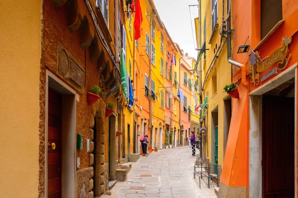 Porto Venere, İtalya - 5 Mayıs 2016: Porto Venere ana caddesi, İtalya. P Venere ve Cinque Terre köyleri Unesco Dünya Mirası.