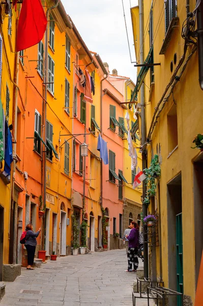 Porto Venere, İtalya - 5 Mayıs 2016: Porto Venere ana caddesi, İtalya. P Venere ve Cinque Terre köyleri Unesco Dünya Mirası.