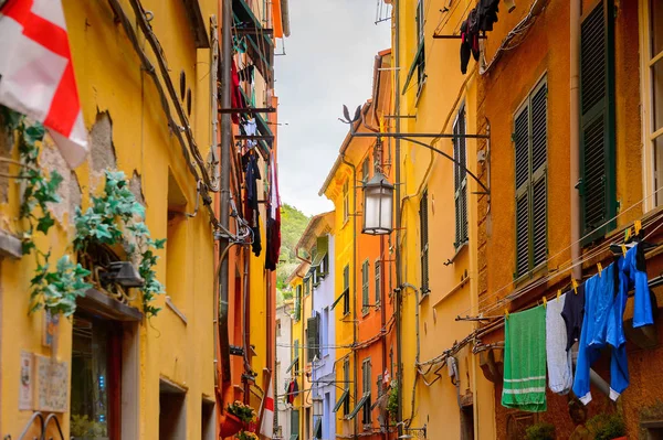 Porto Venere, İtalya - 5 Mayıs 2016: Porto Venere ana caddesi, İtalya. P Venere ve Cinque Terre köyleri Unesco Dünya Mirası.