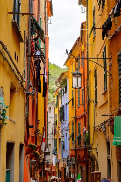 Porto Venere, İtalya - 5 Mayıs 2016: Porto Venere ana caddesi, İtalya. P Venere ve Cinque Terre köyleri Unesco Dünya Mirası.