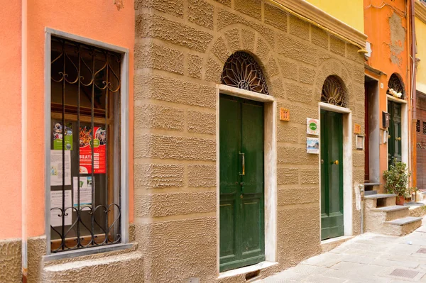 Porto Venere, İtalya - 5 Mayıs 2016: Porto Venere ana caddesi, İtalya. P Venere ve Cinque Terre köyleri Unesco Dünya Mirası.