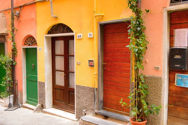 Porto Venere, İtalya - 5 Mayıs 2016: Porto Venere ana caddesi, İtalya. P Venere ve Cinque Terre köyleri Unesco Dünya Mirası.
