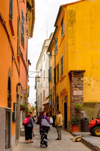 Porto Venere, İtalya - 5 Mayıs 2016: Porto Venere ana caddesi, İtalya. P Venere ve Cinque Terre köyleri Unesco Dünya Mirası.