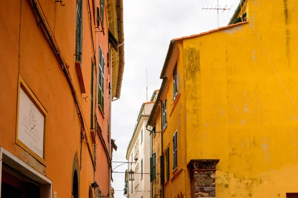 Porto Venere, İtalya - 5 Mayıs 2016: Porto Venere ana caddesi, İtalya. P Venere ve Cinque Terre köyleri Unesco Dünya Mirası.