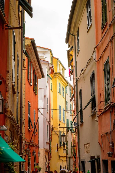 Porto Venere, İtalya - 5 Mayıs 2016: Porto Venere ana caddesi, İtalya. P Venere ve Cinque Terre köyleri Unesco Dünya Mirası.