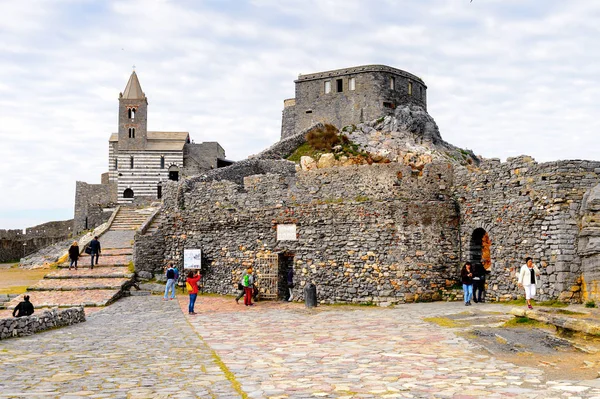 Porto Venere, İtalya - 5 Mayıs 2016: Porto Venere'deki St. Peter Kilisesi, İtalya. P Venere ve Cinque Terre köyleri Unesco Dünya Mirası.