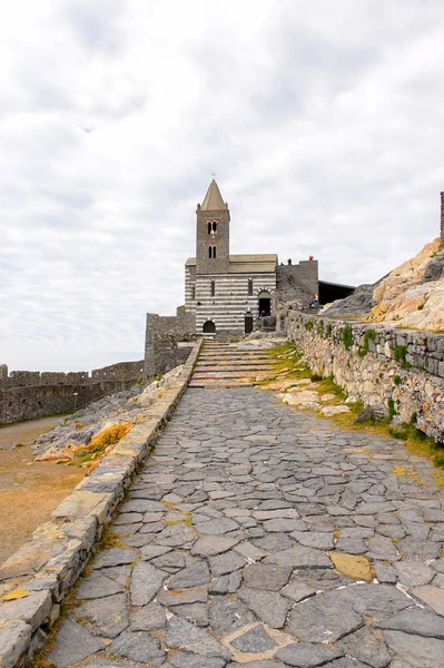 Porto Venere, İtalya - 5 Mayıs 2016: Porto Venere'deki St. Peter Kilisesi, İtalya. P Venere ve Cinque Terre köyleri Unesco Dünya Mirası.