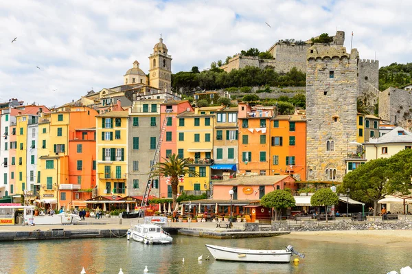 Porto Venere, İtalya - 5 Mayıs 2016: Marina (riviera) Porto Venere, İtalya. P Venere ve Cinque Terre köyleri Unesco Dünya Mirası.