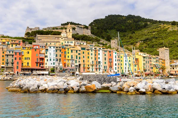 Porto Venere, İtalya - 5 Mayıs 2016: Porto Venere, İtalya. P Venere ve Cinque Terre köyleri Unesco Dünya Mirası.