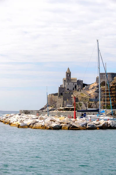 Porto Venere, İtalya - 5 Mayıs 2016: Porto Venere, İtalya' nın mimarisi. Porto Venere ve Cinque Terre köyleri Unesco Dünya Mirası.