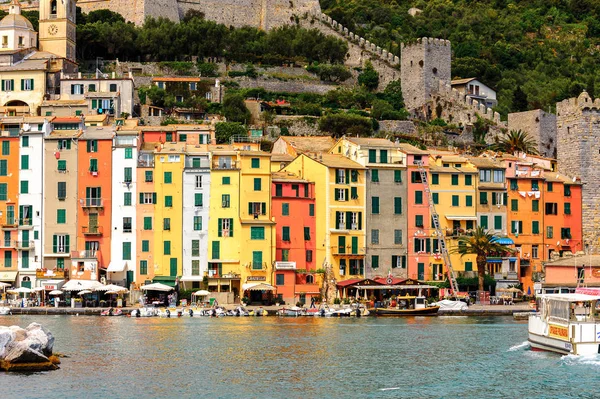 Porto Venere, İtalya - 5 Mayıs 2016: Porto Venere, İtalya' nın mimarisi. Porto Venere ve Cinque Terre köyleri Unesco Dünya Mirası.