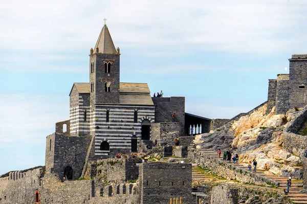 Porto Venere, İtalya - 5 Mayıs 2016: St, Peter's kilisesi Porto Venere, İtalya. Porto Venere ve Cinque Terre köyleri Unesco Dünya Mirası.