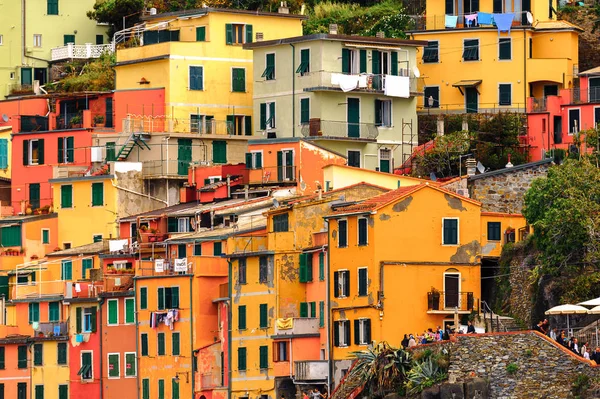 Riomaggiore, İtalya - 5 Mayıs 2016: Riomaggiore Panoraması, La Spezia eyaletinde bir köy, Liguria, İtalya. Unesco Dünya Mirası Listesi'ndeki Cinque Terre topraklarından biri.