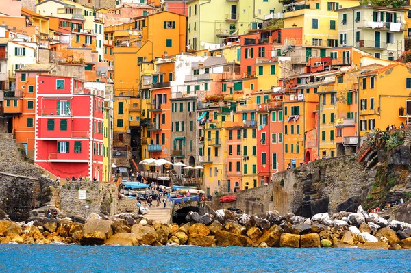 Riomaggiore, İtalya - 5 Mayıs 2016: Riomaggiore Panoraması, La Spezia eyaletinde bir köy, Liguria, İtalya. Unesco Dünya Mirası Listesi'ndeki Cinque Terre topraklarından biri.