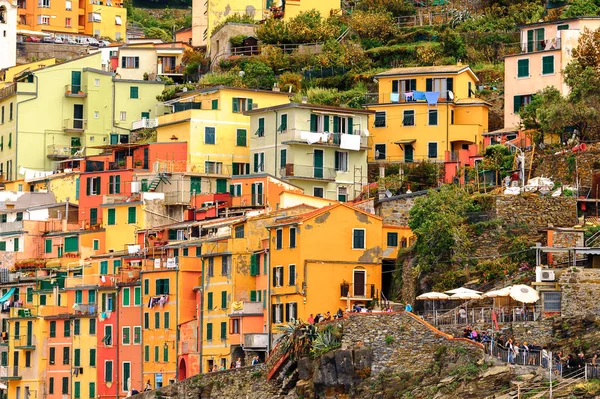 Riomaggiore, İtalya - 5 Mayıs 2016: Riomaggiore, La Spezia eyaletinde bir köy, Liguria, İtalya. Unesco Dünya Mirası Listesi'ndeki Cinque Terre topraklarından biri.