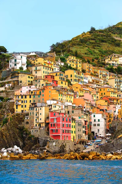 Riomaggiore, İtalya - 5 Mayıs 2016: Riomaggiore, La Spezia eyaletinde bir köy, Liguria, İtalya. Unesco Dünya Mirası Listesi'ndeki Cinque Terre topraklarından biri.