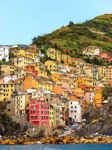 Riomaggiore, İtalya - 5 Mayıs 2016: Riomaggiore, La Spezia eyaletinde bir köy, Liguria, İtalya. Unesco Dünya Mirası Listesi'ndeki Cinque Terre topraklarından biri.
