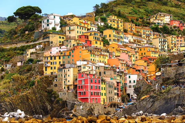 Riomaggiore, İtalya - 5 Mayıs 2016: Riomaggiore, La Spezia eyaletinde bir köy, Liguria, İtalya. Unesco Dünya Mirası Listesi'ndeki Cinque Terre topraklarından biri.