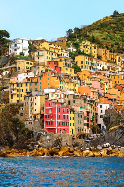 Riomaggiore, İtalya - 5 Mayıs 2016: Riomaggiore, La Spezia eyaletinde bir köy, Liguria, İtalya. Unesco Dünya Mirası Listesi'ndeki Cinque Terre topraklarından biri.