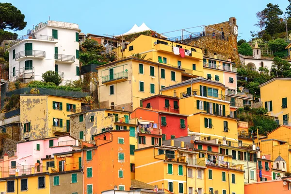 Riomaggiore, İtalya - 5 Mayıs 2016: Riomaggiore, La Spezia eyaletinde bir köy, Liguria, İtalya. Unesco Dünya Mirası Listesi'ndeki Cinque Terre topraklarından biri.