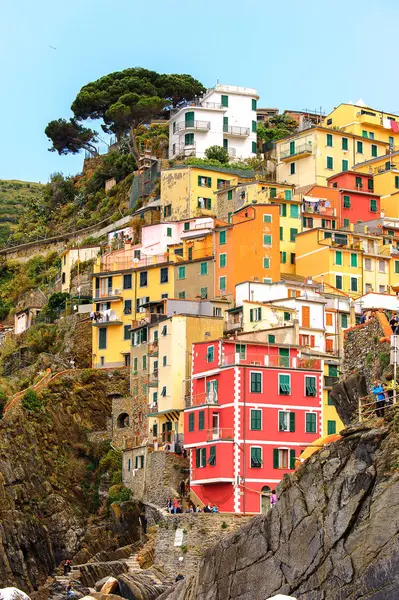 Riomaggiore, İtalya - 5 Mayıs 2016: Riomaggiore, La Spezia eyaletinde bir köy, Liguria, İtalya. Unesco Dünya Mirası Listesi'ndeki Cinque Terre topraklarından biri.
