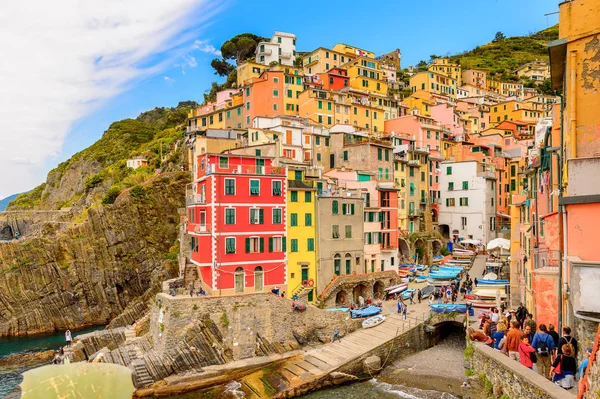 Riomaggiore, İtalya - 5 Mayıs 2016: İtalya'nın Liguria eyaletinin La Spezia eyaletinde yer alan Riomaggiore'nin (Rimazuu) güzel manzarası. Cinque Terre, Unesco Dünya Mirası