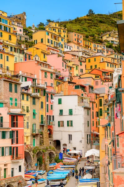 Riomaggiore, İtalya - 5 Mayıs 2016: İtalya'nın Liguria eyaletinin La Spezia eyaletinde yer alan Riomaggiore'nin (Rimazuu) güzel manzarası. Cinque Terre, Unesco Dünya Mirası